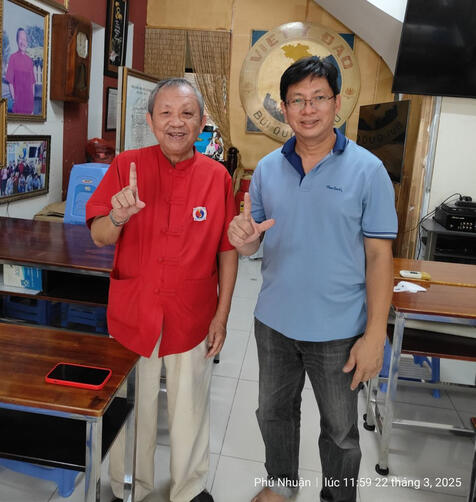 chụp với thầy Bùi Quốc Châu