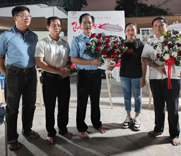 Tặng hoa thầy Đỗ Khuyên